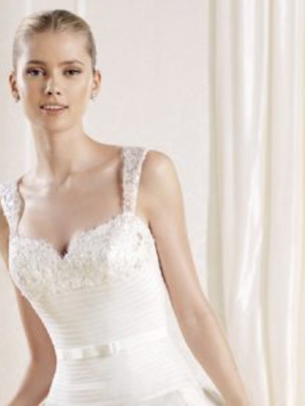 La Sposa by Pronovias Wedding Dress Sample